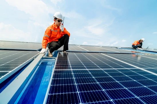 un ingénieur inspecte la construction de panneaux solaires ou de cellules photovoltaïques par appareil électronique