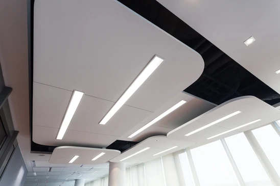 Plafond suspendu moderne d'un espace commercial avec éclairage LED intégré