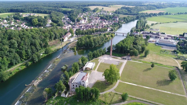 Une vue aérienne ou une carte stylisée montrant la localisation de Fraisans dans le Jura avec un rayon de couverture de 50 km incluant les villes clés (Dole, Besançon, Poligny). La carte peut intégrer des marqueurs ou des icônes discrètes d'électricien et de panneaux solaires pour illustrer les domaines d'intervention, tout en restant simple et professionnelle. Fond sobre avec palette de couleurs bleue et verte évoquant l'électricité et l'énergie solaire. Absence complète de texte, logo ou filigrane.