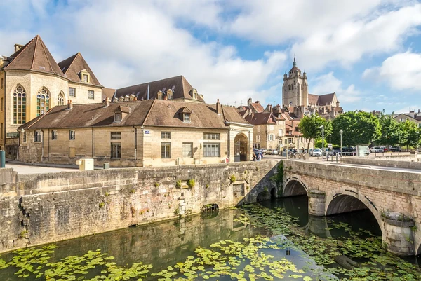 Photographie aérienne ou vue panoramique réelle de la ville de Dole montrant son paysage urbain caractéristique avec ses bâtiments et son environnement, représentant l'une des principales zones de couverture de l'entreprise MGEP. L'image doit être professionnelle et clairement identifier la ville comme un pôle d'intervention majeur.
